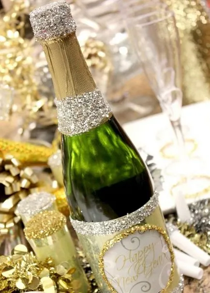 Milyen szépen díszíteni egy üveg pezsgőt az új évben szalagokkal, cukorka és talmi a kezüket