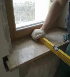 Hogyan kell telepíteni a márvány ablakkönyöklő