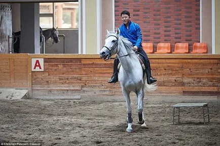 Както елитни живее в един от най-затворените страни в света