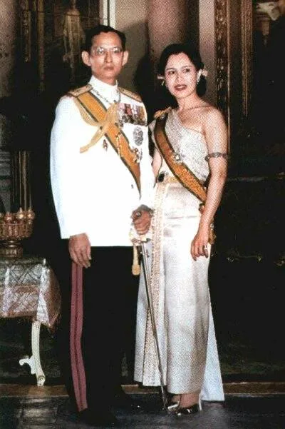 A King of Thailand, születésnapját a király Pumipon Adulyadet