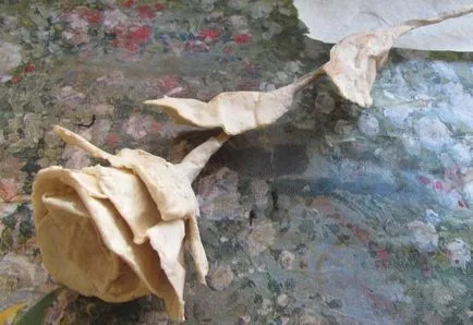 Kovácsoltvas - rózsa készült papírmasé
