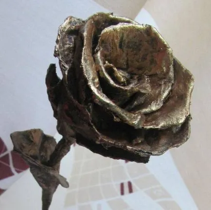 Kovácsoltvas - rózsa készült papírmasé
