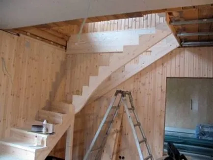 Lépcsők a házban saját kezével a telepítési utasításokat az építési magán üdülőházak (fotó