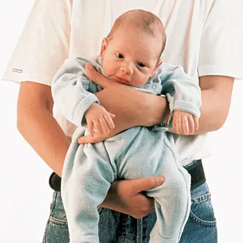Носенето на новороденото след хранене новородено бебе