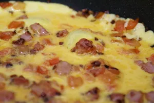 Omletă cu sunca, ceapa, branza si reteta de tomate cu fotografii