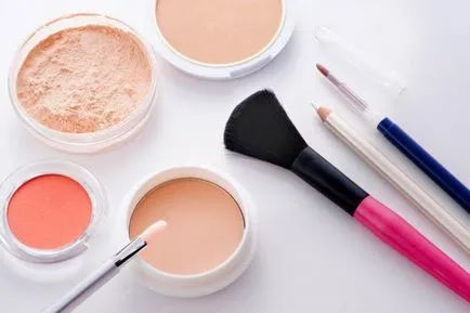 Alapvető szabályok a make-up a nők szenvednek a pattanások
