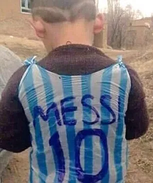 Az ötéves afgán kisfiú egy műanyag T-shirt Messi válik Internet csillagos