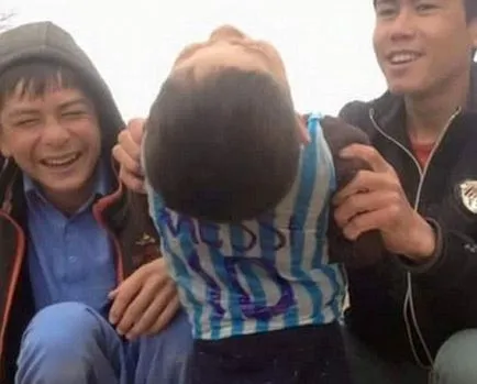 Петгодишният афганистанската момчето в найлонова тениска Меси става интернет звезда