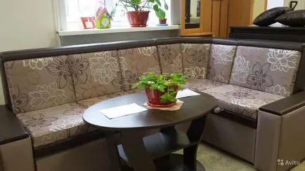 Kanapéággyal a konyhában egy kis méretű konyha, kanapéval, kis kanapé közvetlen,