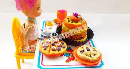 Храни пластилин кукли (Барби, Monster високо) ръце - торта, сладолед, пица, пай