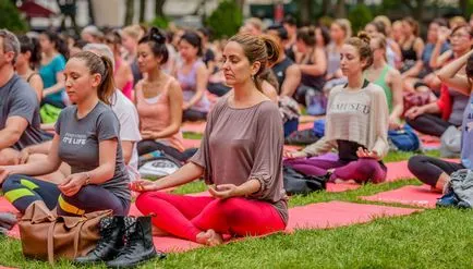 Hot Yoga „ajută pentru a scăpa de supraalimentare emoțională și gânduri negative