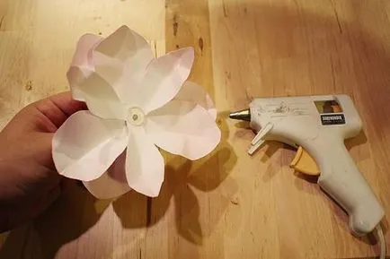 Инструкции за производство на магнолия цветя от восъчна хартия с ръцете си