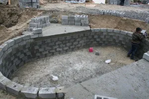 Construcția piscinei cu mâinile lor