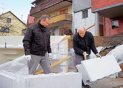 Изграждане на бетонови басейни и полистирол блокове с ръце, за да се даде