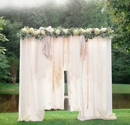 arc de nunta elegant, cu decor de flori