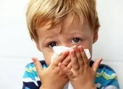 Как да се научи детето да издуха носа си