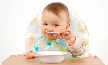 Как да се научи детето да яде собствените си лъжица