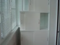 Cum sa faci un raft pe balcon cu mâinile sale, pentru a alege un dulap construit la balcon, coupe-ul, unghiular,