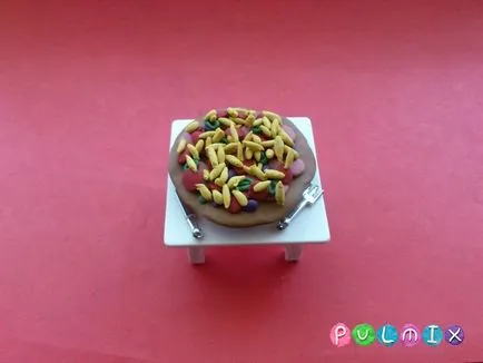 Cum de a sculpta o pizza făcută din plastilină în etape