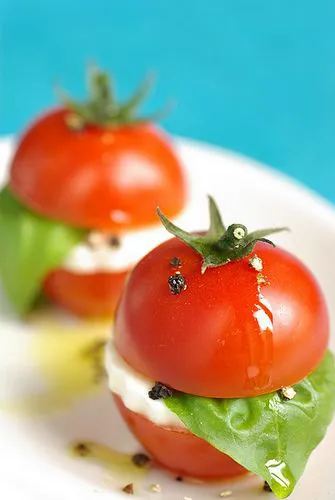 Как да украсят празнични и новогодишни ястия домати - опции, снимки