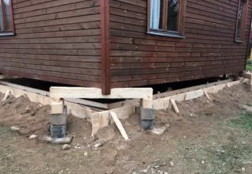 Cum de a consolida bazele unei case vechi din lemn, columnar
