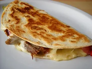 Quesadilla csirkével és gombával, finom receptek a spanyol konyha