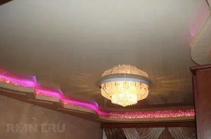 LED светлини се простират таван с ръцете си