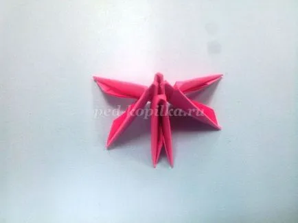 Moduláris origami rózsaszín flamingó