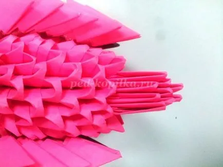 Moduláris origami rózsaszín flamingó