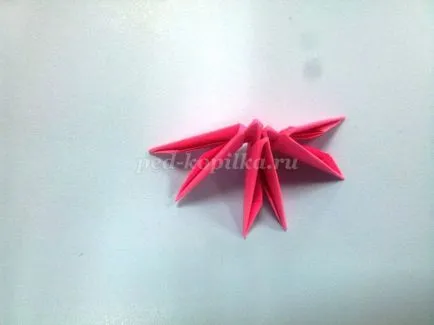 Moduláris origami rózsaszín flamingó