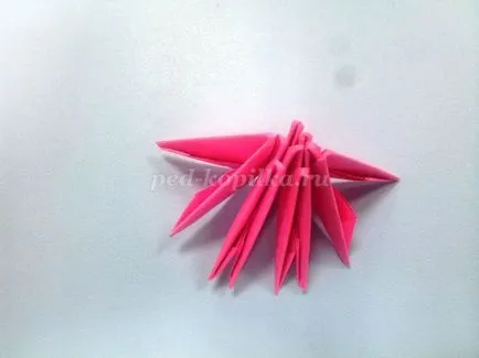 Moduláris origami rózsaszín flamingó