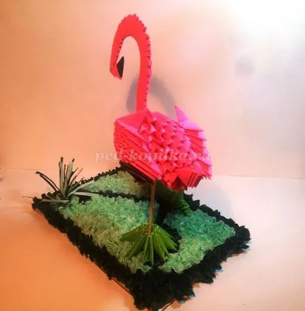 Moduláris origami rózsaszín flamingó