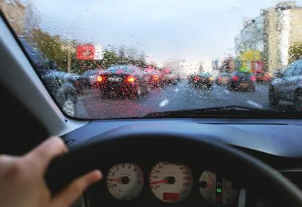 Особености на шофирането в дъжда