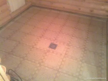 Подът в измиване в банята с ръце