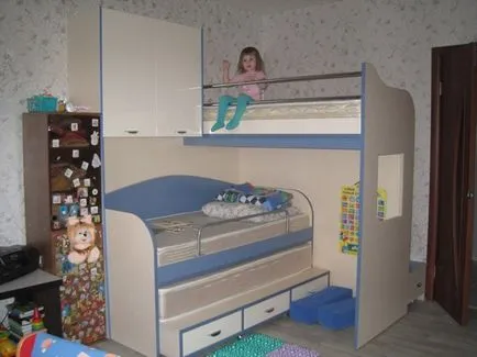 pat de copii cu trei nivele, toate cu propriile lor mâini