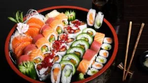 Симптоми и медицински грижи за отравяне суши и ролки