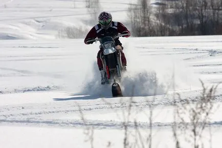 Snowmobilul de la scutere și motociclete de schi cu propriile sale mâini pe volan și șuruburile de pe autobuz! istoria locală