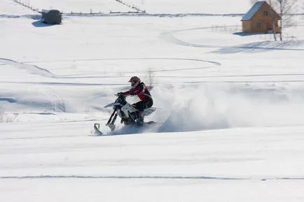 Snowmobilul de la scutere și motociclete de schi cu propriile sale mâini pe volan și șuruburile de pe autobuz! istoria locală