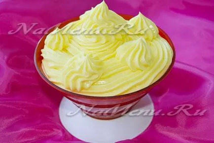 Заквасена сметана и яйчен крем сладолед