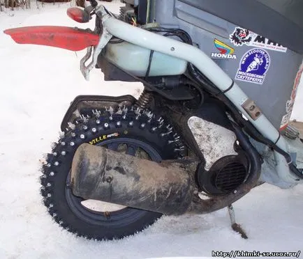 Snowmobilul de la scutere și motociclete de schi cu propriile sale mâini pe volan și șuruburile de pe autobuz! istoria locală