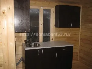 Construcție de case și băi de la un bar din localitate