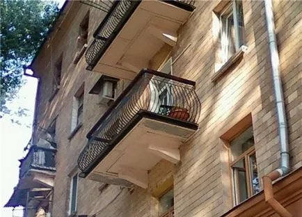 Asemănări și deosebiri între balconul din loggia