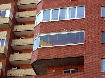 Asemănări și deosebiri între balconul din loggia