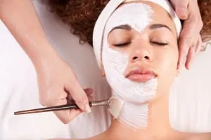 Tipuri de peeling pentru fata - chimice, superficiale, acasă și în salon, prețul și recenzii