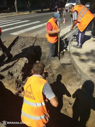 A központban a Nikolaev javítási csapadékvíz csatorna, és állítsa az első tálcát dozhdepriemny