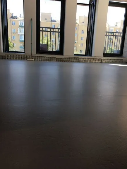 Se toarnă podea de auto-nivelare în apartament