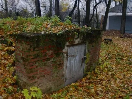 pivniță Earthen cu mâinile lor