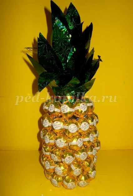 Ambalaj pentru șampanie de bomboane în formă de ananas