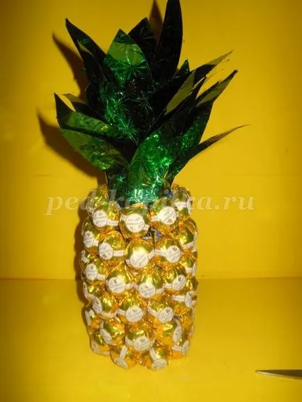 Ambalaj pentru șampanie de bomboane în formă de ananas