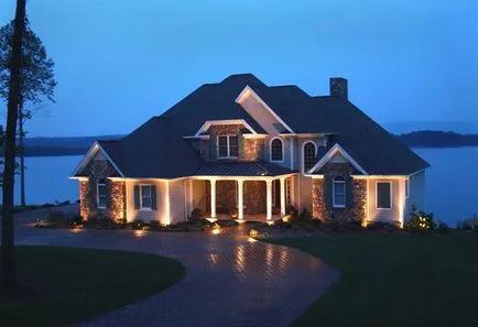 iluminat nocturn arhitectural al fațadei casei privat suburbane, modul de a face în aer liber frumos
